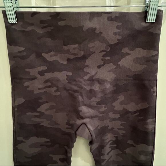 SPANX Cropped Look at Me Now Seamless Leggings, Camo, Size Medium - Picture 6 of 8